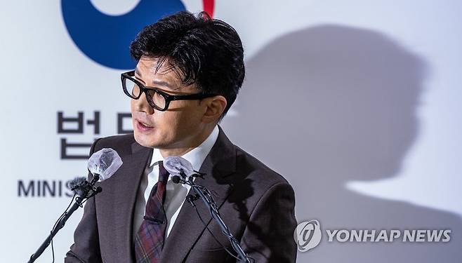 소년 범죄 종합대책 발표하는 한동훈 법무부 장관 (과천=연합뉴스) 황광모 기자 = 한동훈 법무부 장관이 26일 오후 경기도 정부과천청사 내 법무부에서 소년범죄 종합대책을 발표하고 있다. 2022.10.26 hkmpooh@yna.co.kr