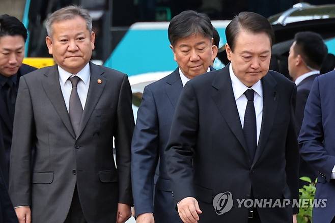 윤석열 대통령 조문 동행한 이상민 행안부 장관 (서울=연합뉴스) 김주성 기자 = 윤석열 대통령이 이태원 참사 엿새째인 3일 오전 서울광장에 마련된 합동분향소에 조문하기 위해 이상민 행정안전부 장관(왼쪽), 김대기 비서실장(가운데)과 이동하고 있다. 2022.11.3 utzza@yna.co.kr