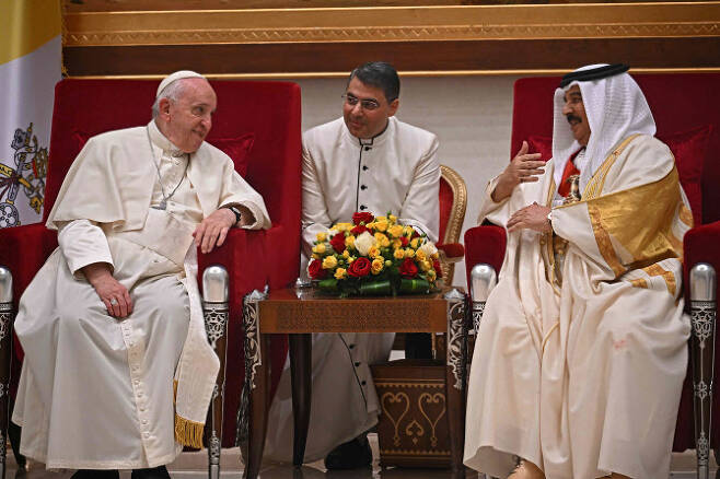 프란치스코 교황(왼쪽)이 3일(현지시간) 바레인 수도 마나마의 남쪽에 위치한 아왈리에서 하마드 빈 이사 알-할리파 국왕(오른쪽)과 대화하고 있다. 현직 교황이 바레인을 방문한 것은 이번이 처음이다. 교황은 이날부터 6일까지 바레인에 머물며 종교 지도자들과 가톨릭 신자들을 만날 예정이다. (사진=옇납뉴스)