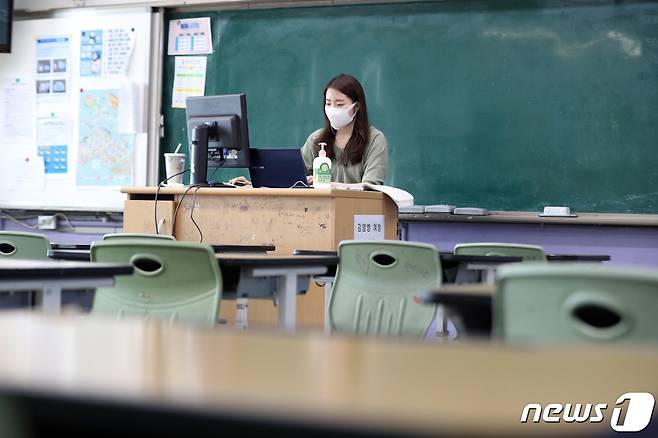 서울 한 중학교에서 교사가 원격수업을 하고 있다. /뉴스1 ⓒ News1 황기선 기자