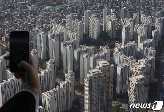 사진은 이날 서울 송파구 롯데월드타워 전망대 서울스카이에서 바라본 아파트 단지 모습. 2022.10.31/뉴스1 ⓒ News1 송원영 기자