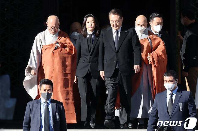 윤석열 대통령과 김건희 여사가 4일 오후 서울 종로구 조계사에서 열린 이태원 참사로 희생된 156명의 영가를 추모하는 위령법회에 총무원장 진우스님(왼쪽)과 함께 참석하고 있다. 2022.11.4/뉴스1 ⓒ News1 이동해 기자