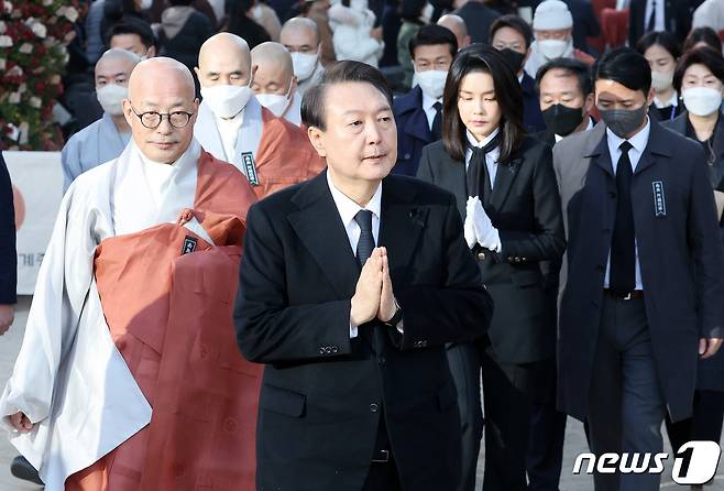 윤석열 대통령과 김건희 여사가 4일 오후 서울 종로구 조계사에서 열린 이태원 참사로 희생된 156명의 영가를 추모하는 위령법회에서 합장을 하고 있다. 왼쪽은 총무원장 진우스님. 2022.11.4/뉴스1 ⓒ News1 이동해 기자