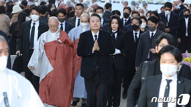 윤석열 대통령이 4일 오후 서울 종로구 조계사에서 열린 이태원 참사로 희생된 156명의 영가를 추모하는 위령법회에 참석해 합장을 하고 있다. 2022.11.4/뉴스1 ⓒ News1 이동해 기자