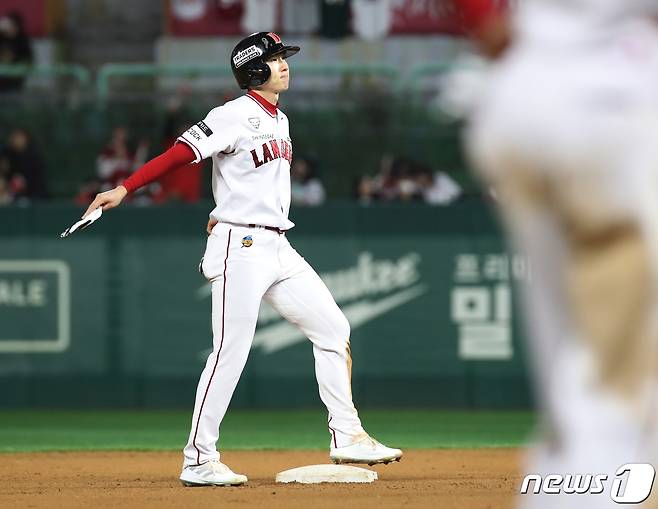 1일 오후 인천시 미추홀구 SSG 랜더스필드에서 열린 프로야구 '2022 신한은행 SOL KBO 포스트시즌' 한국시리즈 1차전 키움 히어로즈와 SSG 랜더스의 경기 8회말 무사 1루에서 SSG 박성한이 안타를 치고 2루에서 세이프 되고 있다. 2022.11.1/뉴스1 ⓒ News1 송원영 기자