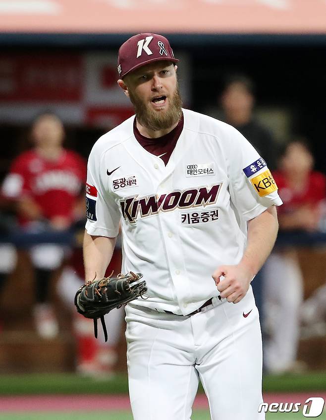 4일 오후 서울 구로구 고척스카이돔에서 열린 프로야구 '2022 신한은행 SOL KBO 포스트시즌' 한국시리즈 3차전 SSG 랜더스와 키움 히어로즈의 경기, 키움 선발 요키시가 5회초 2사 2루에서 호수비를 보여준 김태진을 향해 함성을 지르고 있다. 2022.11.4/뉴스1 ⓒ News1 김진환 기자