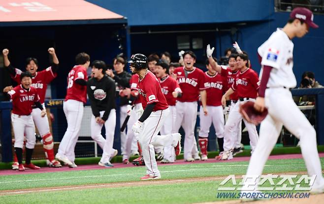 2022 프로야구 한국시리즈 3차전 키움히어로즈와 SSG랜더스의 경기가 4일 고척스카이돔에서 열렸다. SSG 라가레스가 8회초 2사 2루에서 좌월 역전 투런 홈런을 치고 환호하고 있다.  고척=최문영 기자 deer@sportschosun.com/2022.11.04/