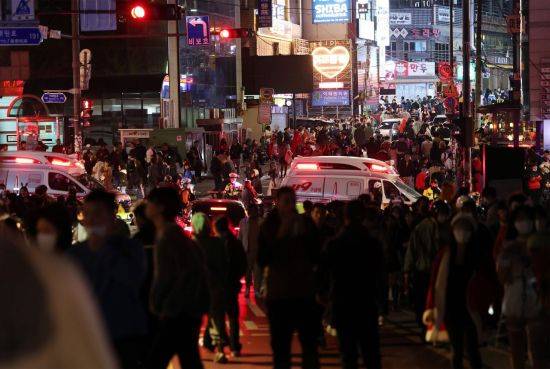 지난달 30일 오전 서울 용산구 이태원 핼러윈 인명사고 현장 인근으로 구급차가 향하고 있다. [이미지출처=연합뉴스]