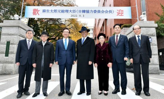 주석훈 미림여고교장(왼쪽부터), 이대순 회장대행, 김기병 이사장, 아소 다로 회장, 최복실 이사,  이형원 미림여자정보과학고 교장, 오용수 사무총장이 기념사진을 찍고 있다. (사진제공=롯데관광개발)