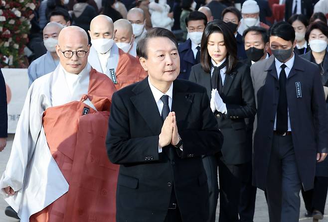 윤석열 대통령과 김건희 여사가 4일 오후 서울 종로구 조계사에서 열린 이태원 참사로 희생된 156명의 영가를 추모하는 위령법회에서 합장을 하고 있다. 왼쪽은 총무원장 진우스님. /뉴스1