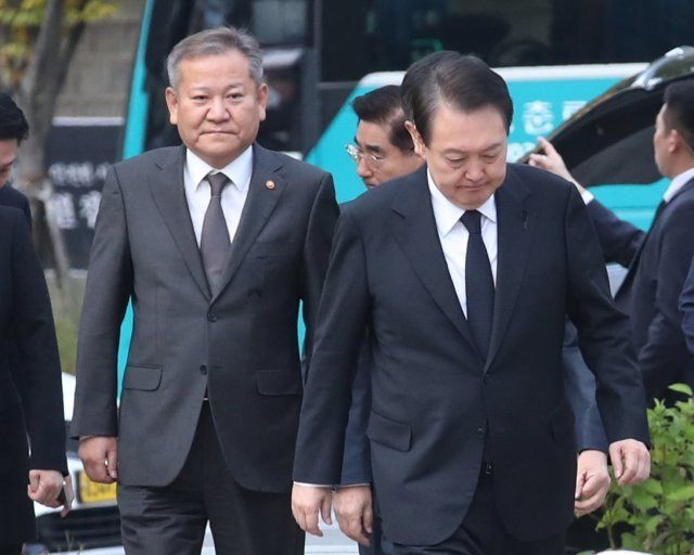 윤석열 대통령(오른쪽)과 이상민 행안부 장관이 3일 오전 서울광장에 마련된 이태원 사고 사망자 합동분향소를 찾아 조문을 위해 이동하고 있다. 뉴스1