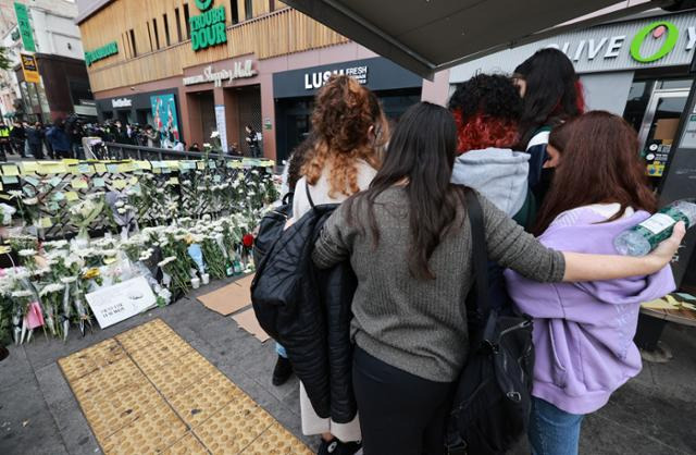 1일 서울 용산구 이태원역 1번 출구 앞 참사 추모 공간에서 이스라엘 관광객들이 고인을 추모하며 서로를 위로하고 있다. 연합뉴스