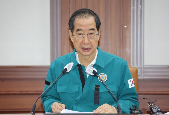 한덕수 국무총리가 4일 정부서울청사 중앙재난안전대책본부 상황실에서 이태원 사고 및 코로나19 중대본 회의를 주재하고 있다. 연합뉴스