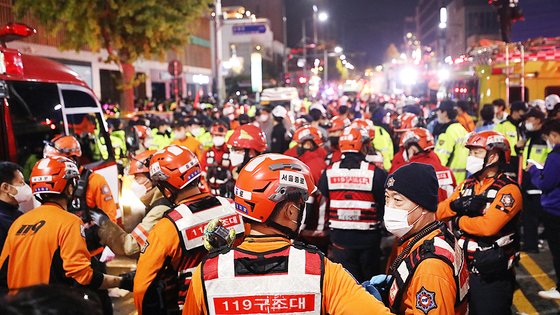 30일 이태원 압사참사가 발생한 서울 용산구 이태원 사고현장에서 소방구급 대원들이 현장을 수습하고 있는 모습. 뉴스1