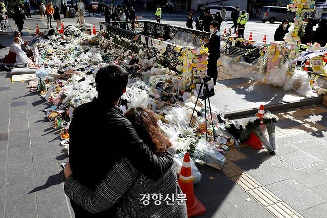 이태원 핼러윈 참사 추모공간이 마련된 서울 용산구 이태원역 1번 출구 앞에서 4일 시민들이 희생자들을 추모하고 있다. 문재원 기자