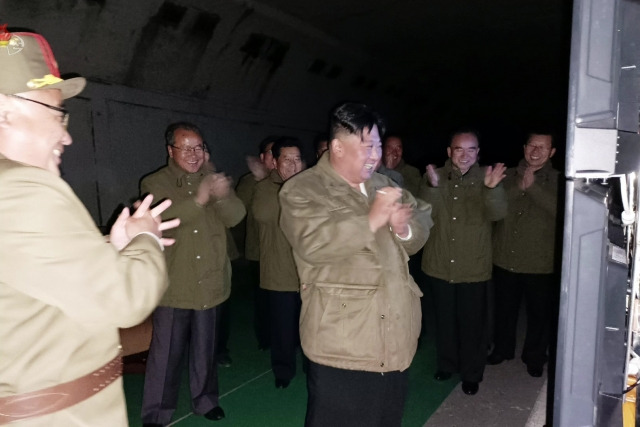 김정은 북한 국무위원장이 지난달 12일 전술핵운용부대에 배치된 장거리전략순항미사일 시험발사를 현지에서 지도했다. 조선중앙TV 캡처, 뉴시스