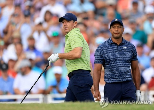 우즈(오른쪽)와 매킬로이의 올해 PGA 챔피언십 경기 모습.
[AFP=연합뉴스]