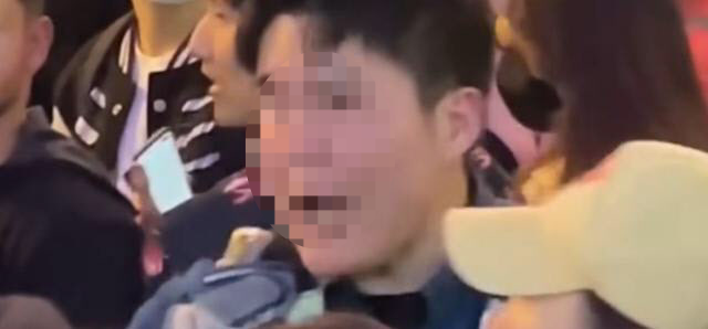 지난달 29일 밤 이태원 참사 현장에서 고군분투한 서울 용산경찰서 이태원파출소 소속 김백겸 경사. [사진 출처 = 유튜브 ‘니꼬라지TV’ 캡처]