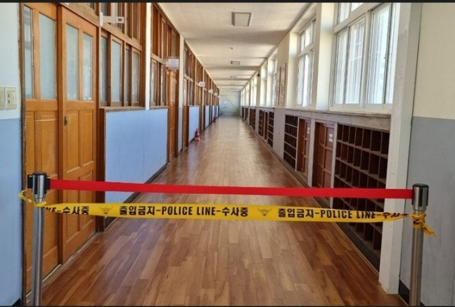 4일 오전 부산 사상구의 한 중학교 4층 과학준비실에서 수은 10㎖가량이 누출되는 사고가 발생, 임시 폐쇄 조치됐다. /사진제공=부산경찰청