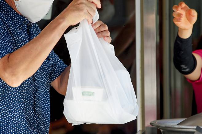 배달의민족과 쿠팡이츠가 포장중개수수료 도입을 놓고 고심하고 있다. 사진은 서울 한 음식점에서 포장 주문을 받는 모습. /사진=뉴시스