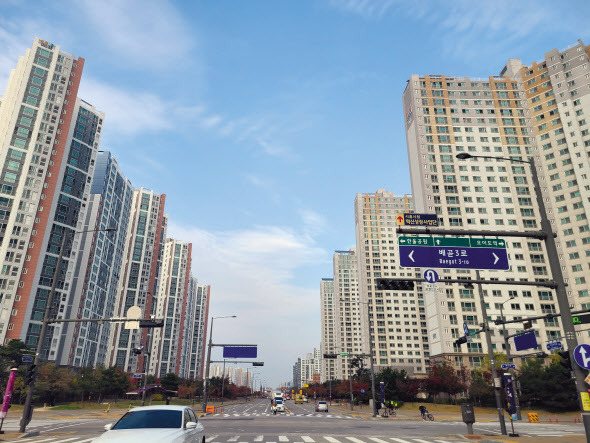 서울대 캠퍼스가 들어설 것을 기대하며 지난해 급상승했던 배곧신도시의 하락세가 심상치 않다. 사진은 경기도 시흥시 배곧신도시 아파트단지. [헤럴드경제DB]