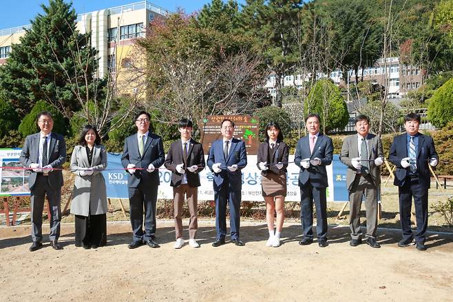 이명호 한국예탁결제원 사장(왼쪽 세 번째)가 4일 기념식에서 사진 촬영을 진행하고 있다. [예탁원 제공]