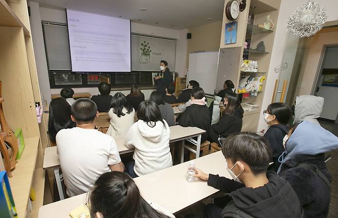 2일 경기 하남시 민들레꽃피우기 지역아동센터에서 케이뱅크 직원이 청소년들을 대상으로 금융교육을 진행하고 있다.(사진=케이뱅크 제공) *재판매 및 DB 금지