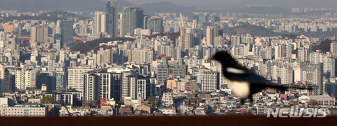 [서울=뉴시스] 추상철 기자 = 4일 오전 서울 용산구 남산에서 아파트단지가 보이고 있다. 2022.11.04. scchoo@newsis.com