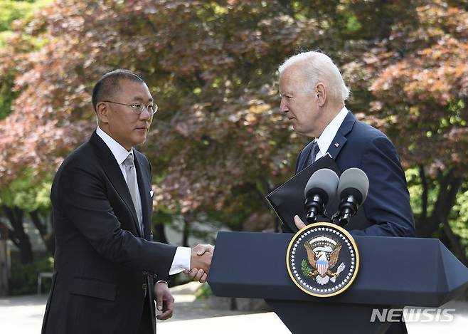 [서울=뉴시스] 백동현 기자 = 조 바이든 미국 대통령과 정의선 현대자동차 회장이 지난 5월 22일 오전 서울 용산구 그랜드하얏트서울에서 환담을 갖고 기자단을 대상으로 스피치하기 전 악수하고 있다. (사진=현대자동차 제공) 2022.05.22. photo@newsis.com