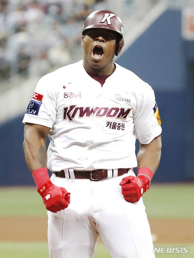 [서울=뉴시스] 정병혁 기자 = 28일 오후 서울 구로구 고척스카이돔에서 열린 2022 KBO 포스트시즌 플레이오프 4차전  LG 트윈스와 키움 히어로즈의 경기, 7회말 1사 주자 1, 3루 상황 키움 푸이그가 1점 적시타를 친 뒤 포효하고 있다. 2022.10.28. jhope@newsis.com