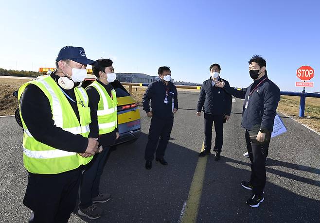 [서울=뉴시스] 홍찬선 기자 = 윤형중 한국공항공사 사장이 4일 김포공항 경항기지역 비상접근도로에서 비행기 이착륙시설에 대한 현장점검을 실시하고 있다. (사진=한국공항공사 제공) 2022.11.04. photo@newsis.com *재판매 및 DB 금지