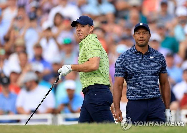 우즈(오른쪽)와 매킬로이의 올해 PGA 챔피언십 경기 모습.  [AFP=연합뉴스]