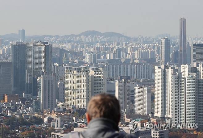 수도권 올해 아파트값 하락률 10년 만에 최대폭 (서울=연합뉴스) 이재희 기자 = 30일 한국부동산원 조사에 따르면 올해 들어 9월까지 수도권 아파트값은 2.37% 하락했다. 이는 1∼9월 기준 2013년(-1.70%) 하락폭을 뛰어넘어 2012년(-4.13%)에 이어 10년 만에 최대 하락이다. 사진은 31일 서울 남산에서 바라본 아파트 단지의 모습. 2022.10.31 scape@yna.co.kr