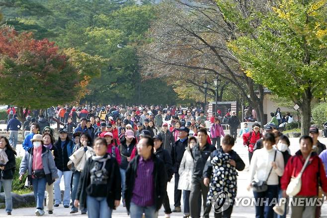 단풍철 행락 인파로 붐비는 설악산 [연합뉴스 자료사진]