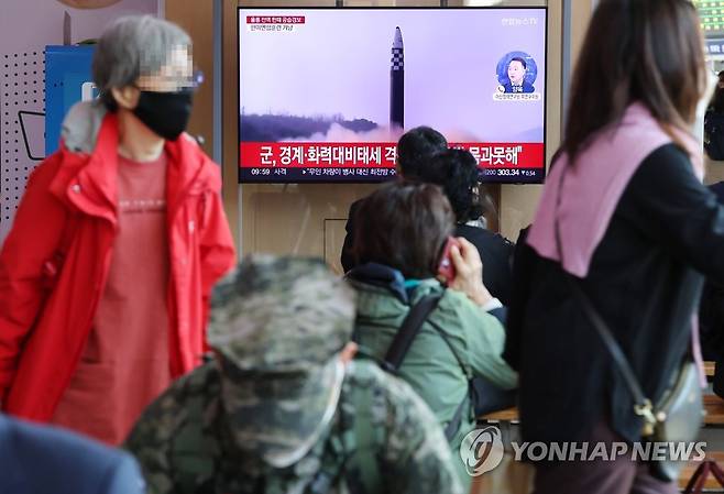 북한 탄도미사일 발사 뉴스 (서울=연합뉴스) 지난 2일 서울역에서 시민들이 북한 탄도미사일 발사 관련 뉴스를 보고 있는 모습. [연합뉴스 자료사진]