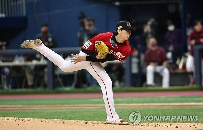 역투하는 SSG 선발 오원석 (서울=연합뉴스) 김인철 기자 = 4일 서울 구로구 고척스카이돔에서 열린 2022 프로야구 포스트시즌 한국시리즈(KS) 3차전 SSG 랜더스와 키움 히어로즈의 경기. SSG 선발 오원석이 역투하고 있다. 2022.11.4 yatoya@yna.co.kr