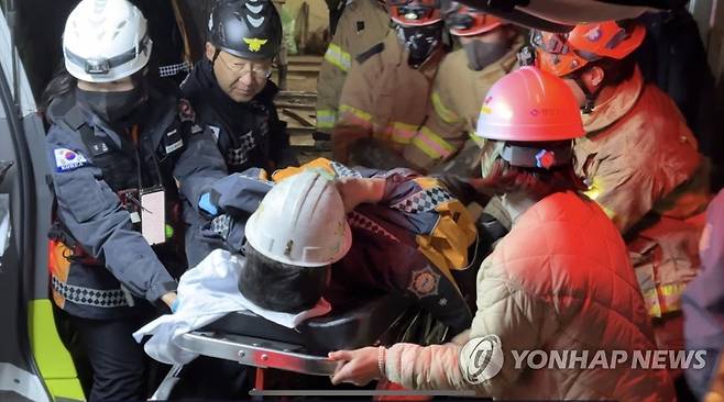 당국 "봉화 광산 고립자 2명 생환…지상으로 걸어 나와" (봉화=연합뉴스) 경북 봉화군 아연 채굴 광산 매몰사고 열흘째인 4일 오후 11시께 구조 당국은 고립됐던 작업자 2명이 생환했다고 밝혔다. 사진은 이날 생환한 고립자들이 안동병원으로 이송되는 모습. 2022.11.4 [경북소방본부 제공. 재판매 및 DB 금지] mtkht@yna.co.kr