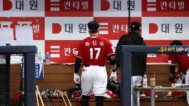 5일 고척스카이돔에서 열린 프로야구 2022 KBO 한국시리즈 4차전 SSG랜더스와 키움히어로즈 경기, 8회초 2아웃 만루 상황에서 SSG 추신수가 좌익수 뜬공으로 물러난 뒤 아쉬워하고 있다. 사진=뉴시스