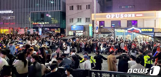 이태원 참사가 발생한 직후인 10월30일 새벽 서울 용산구 이태원 사고현장 인근에 어수선한 모습으로 모여있는 시민들의 모습. 2022.10.30/뉴스1 ⓒ News1 김예원 기자