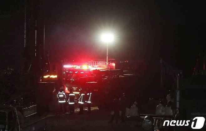 3일 오후 경북 봉화군 아연광산 매몰 사고 현장에서 고립된 작업자들을 찾기 위한 야간 구조작업이 진행되고 있다. 2022.11.3/뉴스1 ⓒ News1 공정식 기자