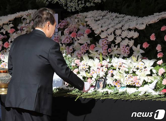 윤석열 대통령이 5일 오전 서울광장에 마련된 이태원 참사 희생자 합동분향소를 찾아 조문을 하고 있다. 2022.11.5/뉴스1 ⓒ News1 박세연 기자