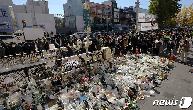 5일 오후 서울 용산구 이태원역 1번출구에 마련된 이태원 참사 추모공간을 찾은 시민들이 추모를 하고 있다. 2022.11.5/뉴스1 ⓒ News1 박세연 기자