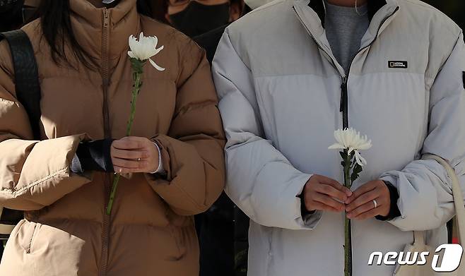 국가애도기간 마지막 날인 5일 오전 서울광장에 마련된 이태원 참사 희생자 합동분향소를 찾은 시민들이 조문을 하고 있다. 2022.11.5/뉴스1 ⓒ News1 박세연 기자