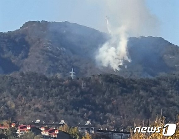 5일 오후 서울 은평구 북한산 족두리봉에서 화재가 발생했다. (독자제공) 2022.11.5/뉴스1 ⓒ News1