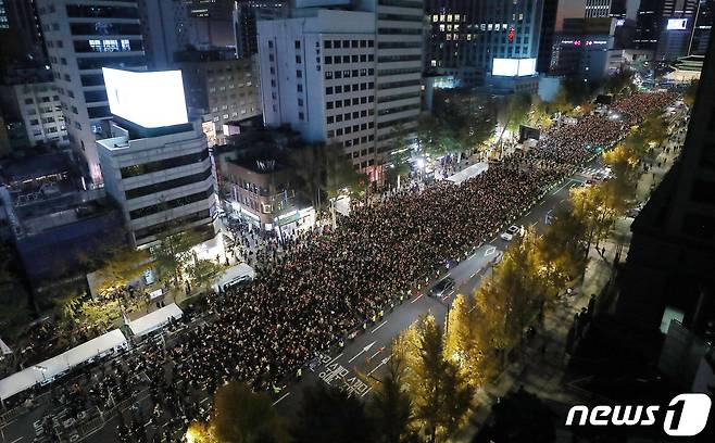 촛불행동 회원과 시민들이 5일 오후 서울 시청역 앞에서 열린 이태원 참사 희생자 추모촛불집회에서 촛불을 들고 있다. 2022.11.5/뉴스1 ⓒ News1 박세연 기자