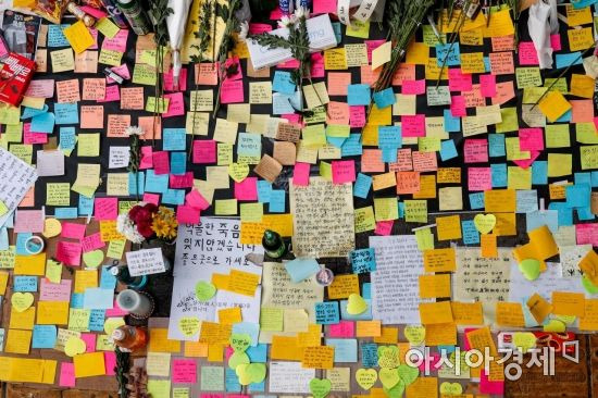 이태원 참사로 인한 국가애도기간이 이어지고 있는 3일 서울 용산구 이태원역 일대에 마련된 추모공간에 시민들이 작성한 추모 메시지로 가득 메워져 있다./강진형 기자aymsdream@