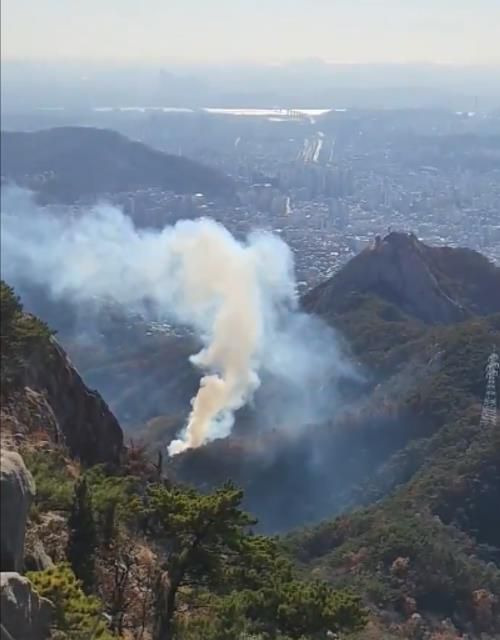 5일 오후 서울 은평구 북한산 족두리봉 인근에 산불이 났다. /독자 제공, 연합뉴스