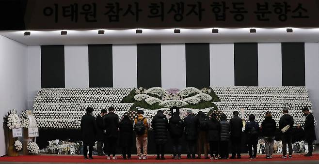 국가애도기간 마지막 날인 5일 밤 시청 앞 서울광장에 마련된 이태원 참사 희생자 합동분향소에 시민들 조문이 이어지고 있다. /뉴스1