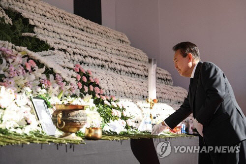 윤석열 대통령이 5일 오전 서울광장에 마련된 이태원 사고 사망자 합동분향소를 방문, 헌화하고 있다. 5 [대통령실 제공=연합뉴스]