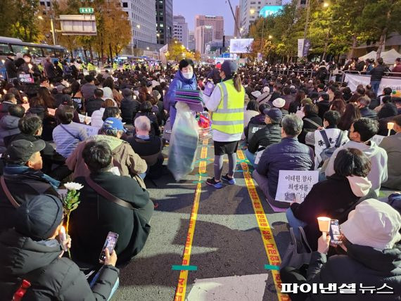 5일 서울 중구 태평로 일대에서 열린 '이태원 참사 희생자 추모 시민 촛불집회'. 집회장 한가운데 보행로가 설치되어있다./사진=김동규 기자